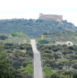 belle route sans voitures en Espagne rurale